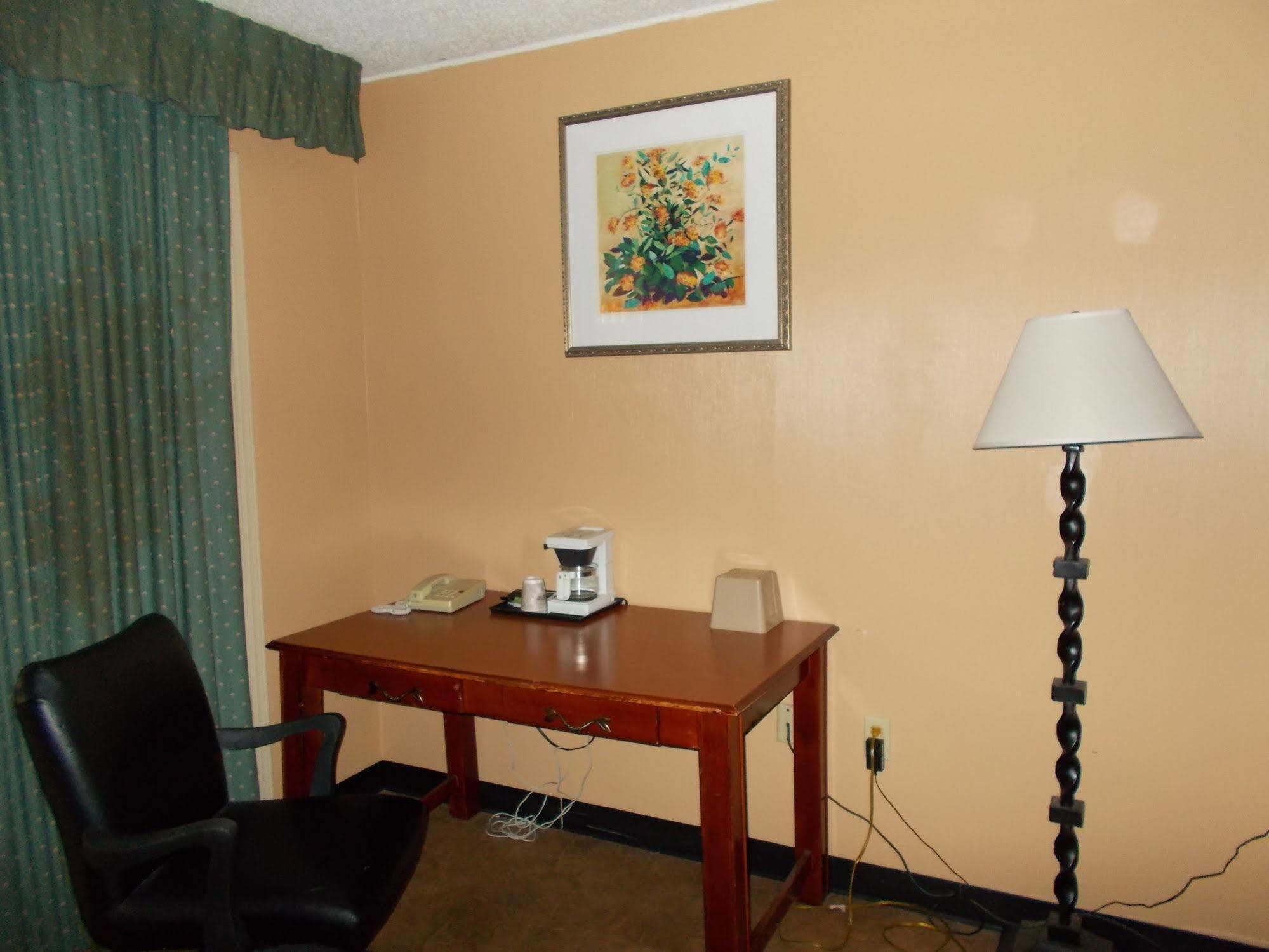 Seasons Inn And Suites Fort Smith Bagian luar foto